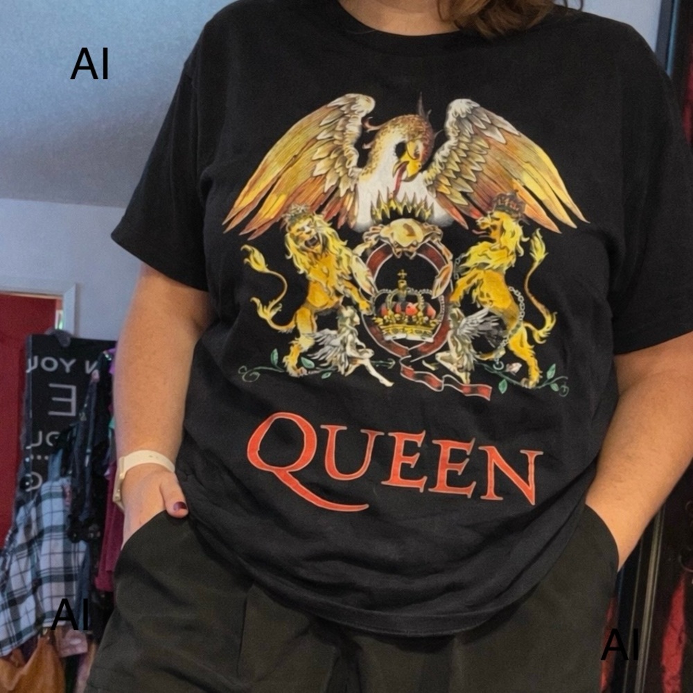 Que Black Tee with Regal Graphic